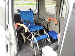 福祉車両に車椅子を乗せ終わった所（後部座席なし）